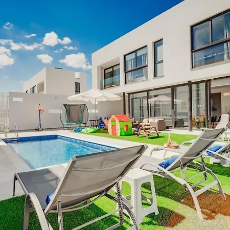 Sunnyvillas 4br New Private Pool In Pernera