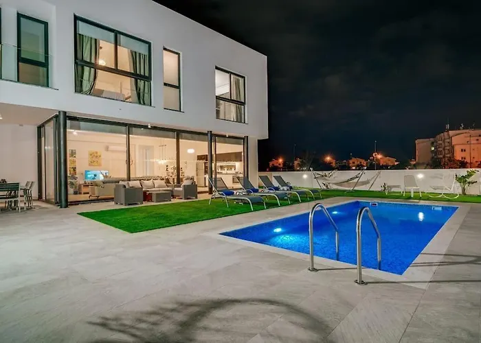 Vila Sunnyvillas 4br New Private Pool In Pernera