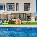 Sunnyvillas 4br New Private Pool In Pernera