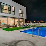 别墅 Sunnyvillas 4br New Private Pool In Pernera